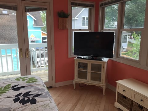 Main Level | Bedroom 1 | Queen