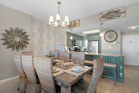 Dining plus eat-in bar seating