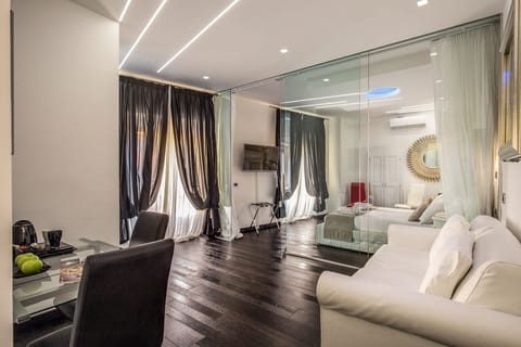 Family Suite, Ensuite | Premium bedding, minibar, in-room safe, desk