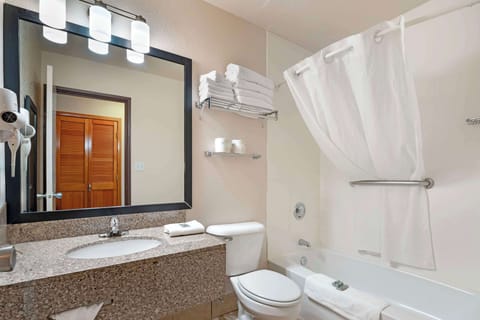 Standard Room, 2 Queen Beds, Refrigerator & Microwave, Pool View (2nd Floor) | Bathroom | Free toiletries, hair dryer, towels