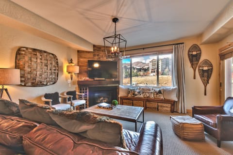 Living Room with Comfortable Furnishings, including a Sofa Sleeper, Gas Fireplace, TV and Mountain Views