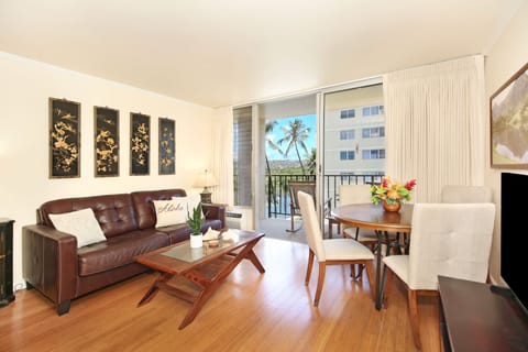 Cozy Living/Dining Area with Mountain/Canal/Golf Course View