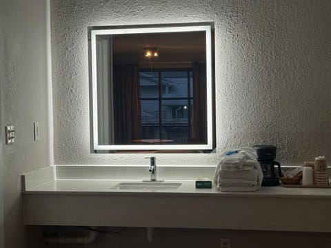 Combined shower/tub, free toiletries, hair dryer, towels
