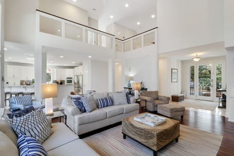 11 Painted Bunting - Living Room (1st Floor)