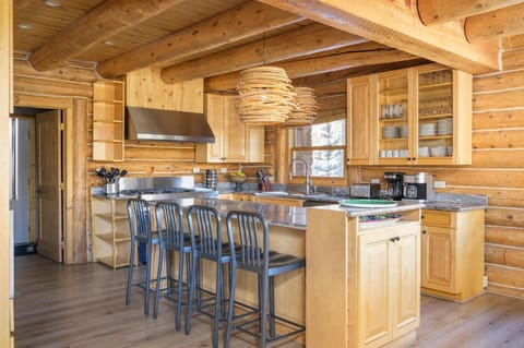 Seating for four at the breakfast bar