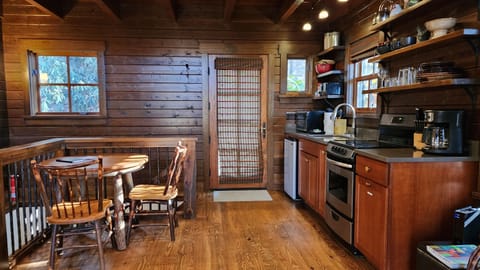 Dining Area & Kitchenette
