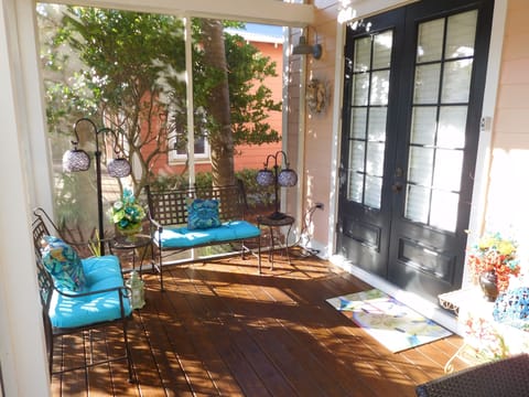 2497 Bungalo - Enjoy your morning coffee in the screened in porch