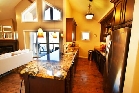 Fully Equipped Kitchen with Slab Granite - Fully Equipped Kitchen with Slab Granite