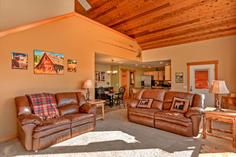 Ridge Crest Chalet - Comfortable couches in the great room!