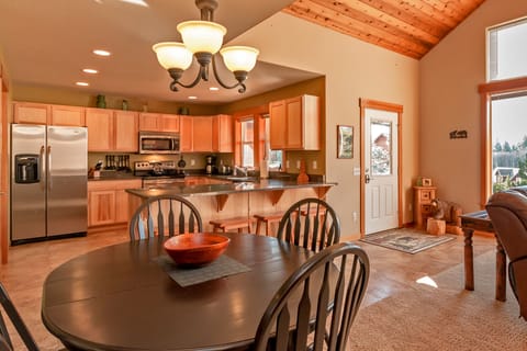 Ridge Crest Chalet - Seating for 4 at the Dining Table and 4 at the Kitchen Bar