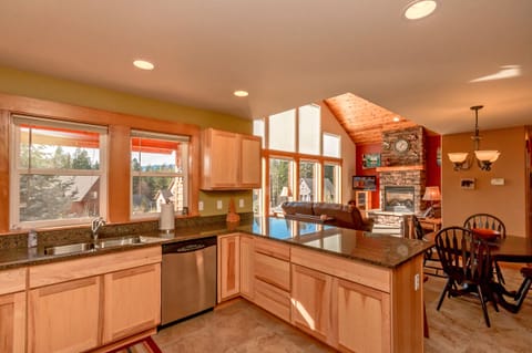 Ridge Crest Chalet - Granite kitchen!