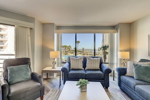 Living room with views over the pool