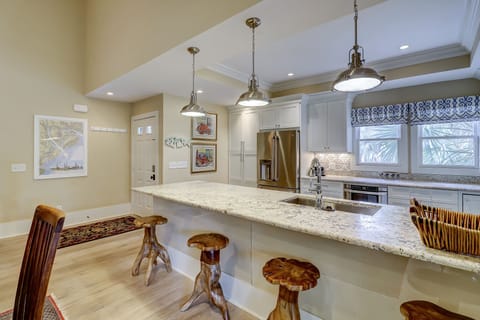 Breakfast Bar & Ktichen