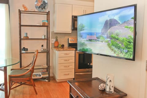 B13 Kihei Sands - All the comforts of home with a 40inch flat screen TV and personal touches throughout
