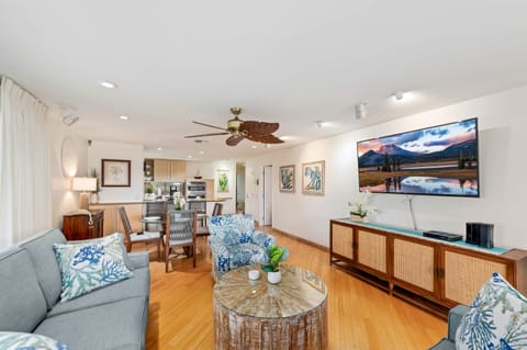 Living room with Cable / Smart TV