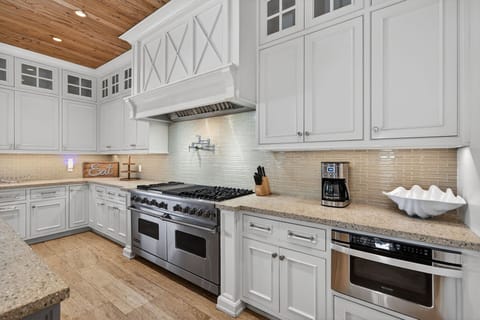 Sunreal - Destiny West - Kitchen