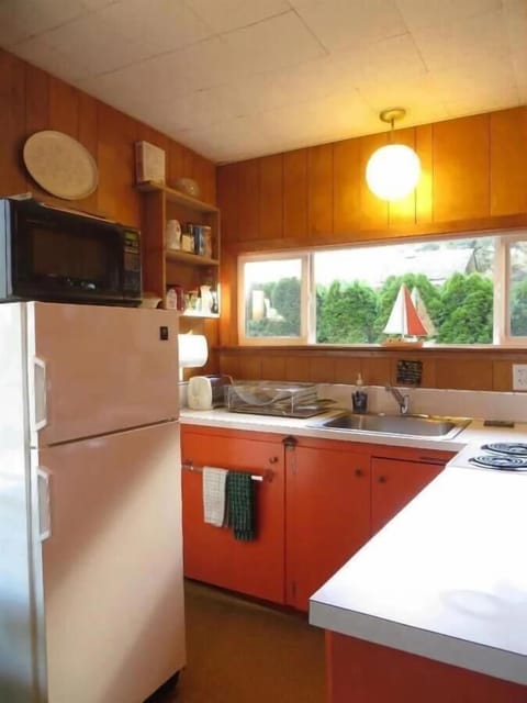 refrigerator & microwave