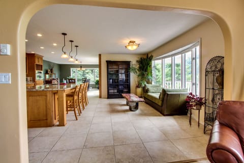 Huge Beachfront Home, Jaw-Dropping Views, Hot Tub, Rare Privacy - Dogs OK House in Yachats