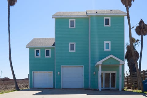 Driveway/Entrance-No garage access