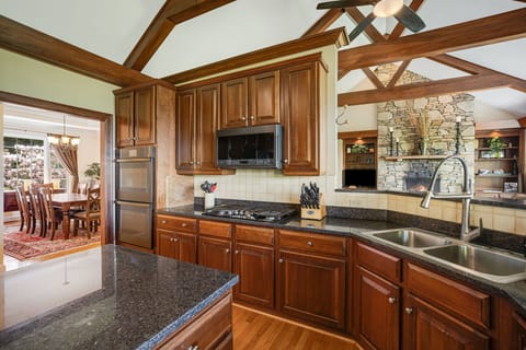 Fully Equipped Kitchen w/ Gas Range