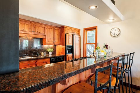 Fully Equipped Kitchen with Stone Counters, Stainless Steel Appliances and Ice Maker