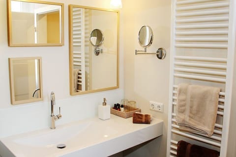 Comfort Double Room, 1 Queen Bed | Bathroom sink