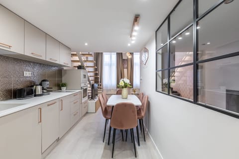 Executive Apartment | Private kitchen | Fridge, microwave, oven, stovetop