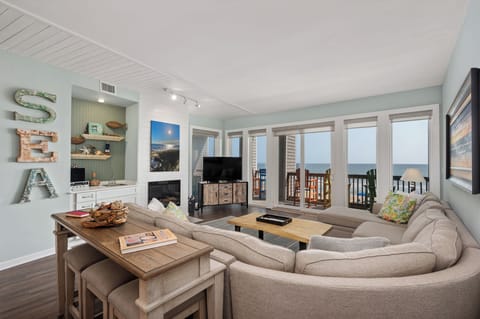 CR202: Crystal Shores 202 | Living Area