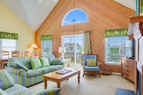 DR35: Innisfree By The See | Top Level Living Area | Fireplace Not Available for Guest Use