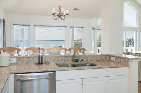 SG3: Links End | Top Level Kitchen