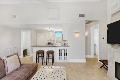 living area,lots of natural light, high ceiling,open loft layout