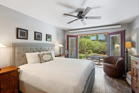 Welcome to Viking Lodge 119. This lovely one-bedroom ground floor condo sleeps 4-5 guests (max 2 adults).