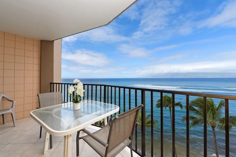 Above the palms under sunny Maui skies...9th floor is perfection
