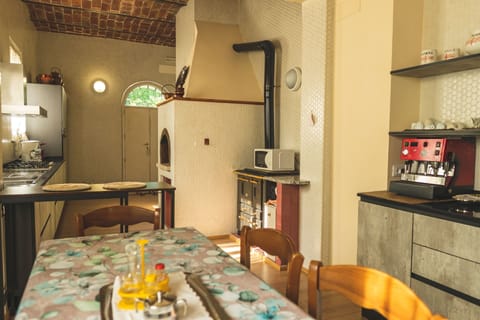 Table, Furniture, Property, Picture Frame, Lighting, Interior Design, Television, Wood, Home Appliance, Building