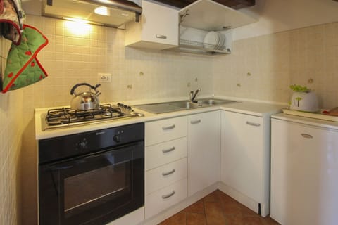 Kitchen Appliance, Kitchen, Major Appliance, Kitchen Stove, Countertop, Kitchen Sink, Stove, Gas Stove, Cabinetry, Cooktop