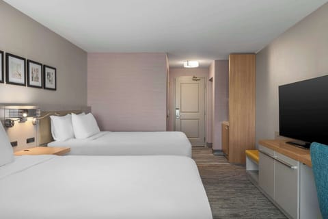 Hypo-allergenic bedding, in-room safe, iron/ironing board, free WiFi