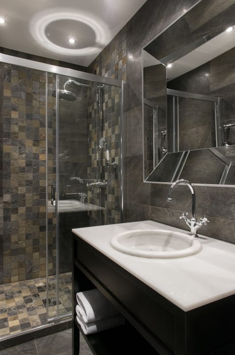 Deluxe Double Room | Bathroom | Free toiletries, hair dryer, towels