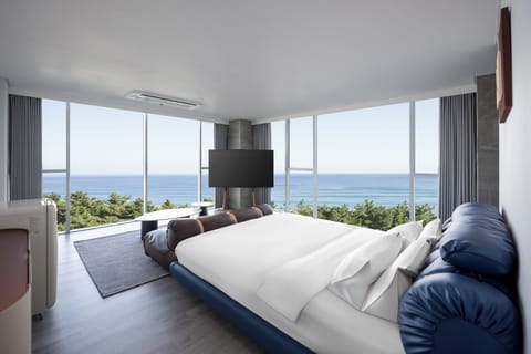 Panorama Suite Ocean | Blackout drapes, free WiFi