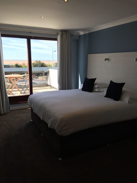 Iron/ironing board, Internet, bed sheets, wheelchair access