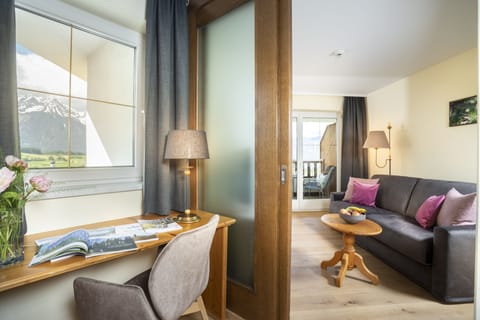 Suite, Balcony (Edelweiss) | Hypo-allergenic bedding, in-room safe, desk, soundproofing