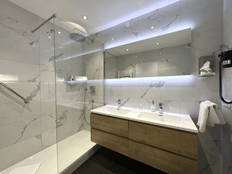 Comfort Double Room, Balcony, Lake View | Bathroom | Shower, hair dryer, towels, soap