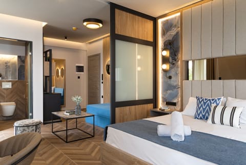 Mythic Blue Suite with Pool & Mountain View | Premium bedding, in-room safe, desk, laptop workspace