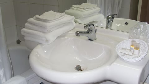 Standard Twin Room Single Occupancy | Bathroom | Combined shower/tub, free toiletries, towels