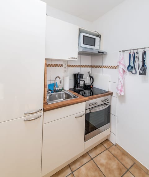 Comfort Studio, 1 King Bed (4) | Private kitchen | Full-size fridge, microwave, oven, stovetop