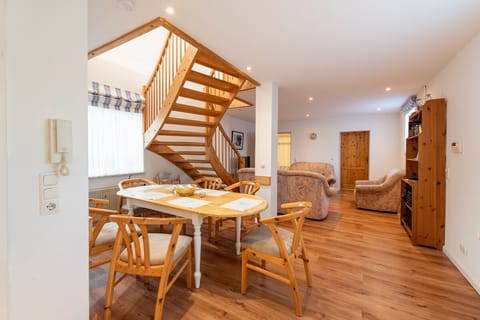 Comfort Duplex, 3 Bedrooms (3) | Living area | Flat-screen TV