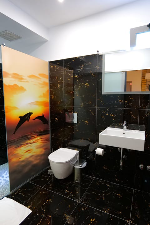 Deluxe Double Room, Balcony | Bathroom | Shower, free toiletries, towels