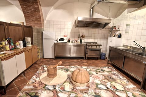 Room, Property, Countertop, Interior Design, Kitchen, Furniture, Cabinetry, Building, House, Floor