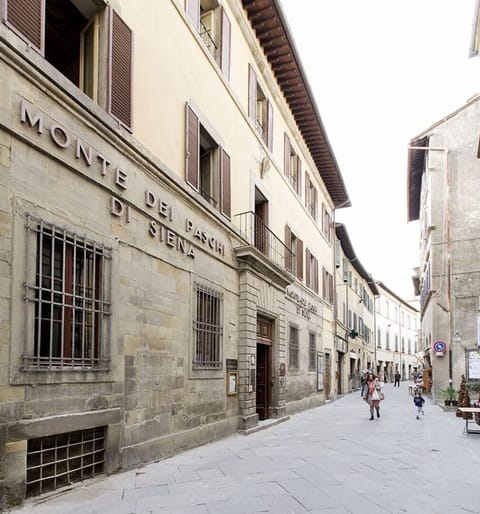 Main entrance and outdoor view
