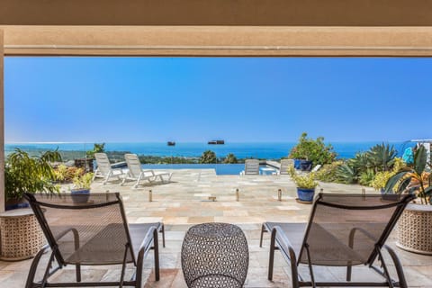 Covered Lanai lounge outside this Kona vacation rental home.