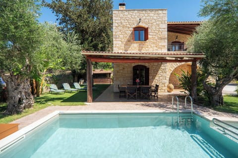 Balcony / Terrace / Patio, Building Exterior, Garden, Outdoor, Pool
